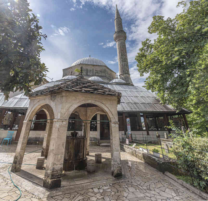 Bosnia y Herzegovina - Mostar 17 - mezquita Koski Mehmed Pash.jpg